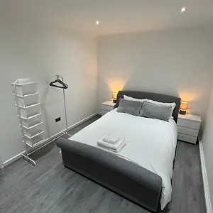 Luxury 2 Bed Apartment, Sleeps 6 With Sofa Bed, Close To Tram Station Apartment