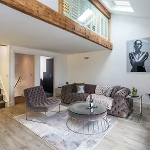 The Penthouse, Opposite Metrolink, Includes Free Parking Apartment